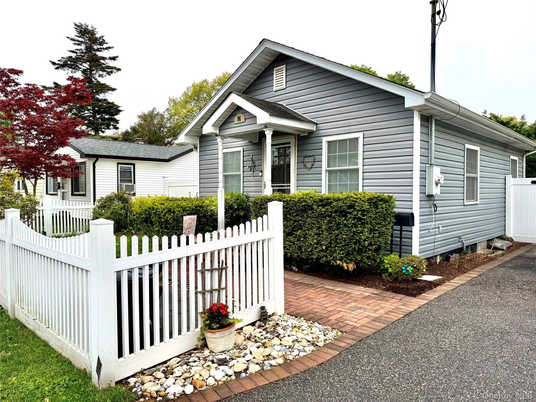 2 Bedroom Home for Sale in Ronkonkoma - New York - USA - 2