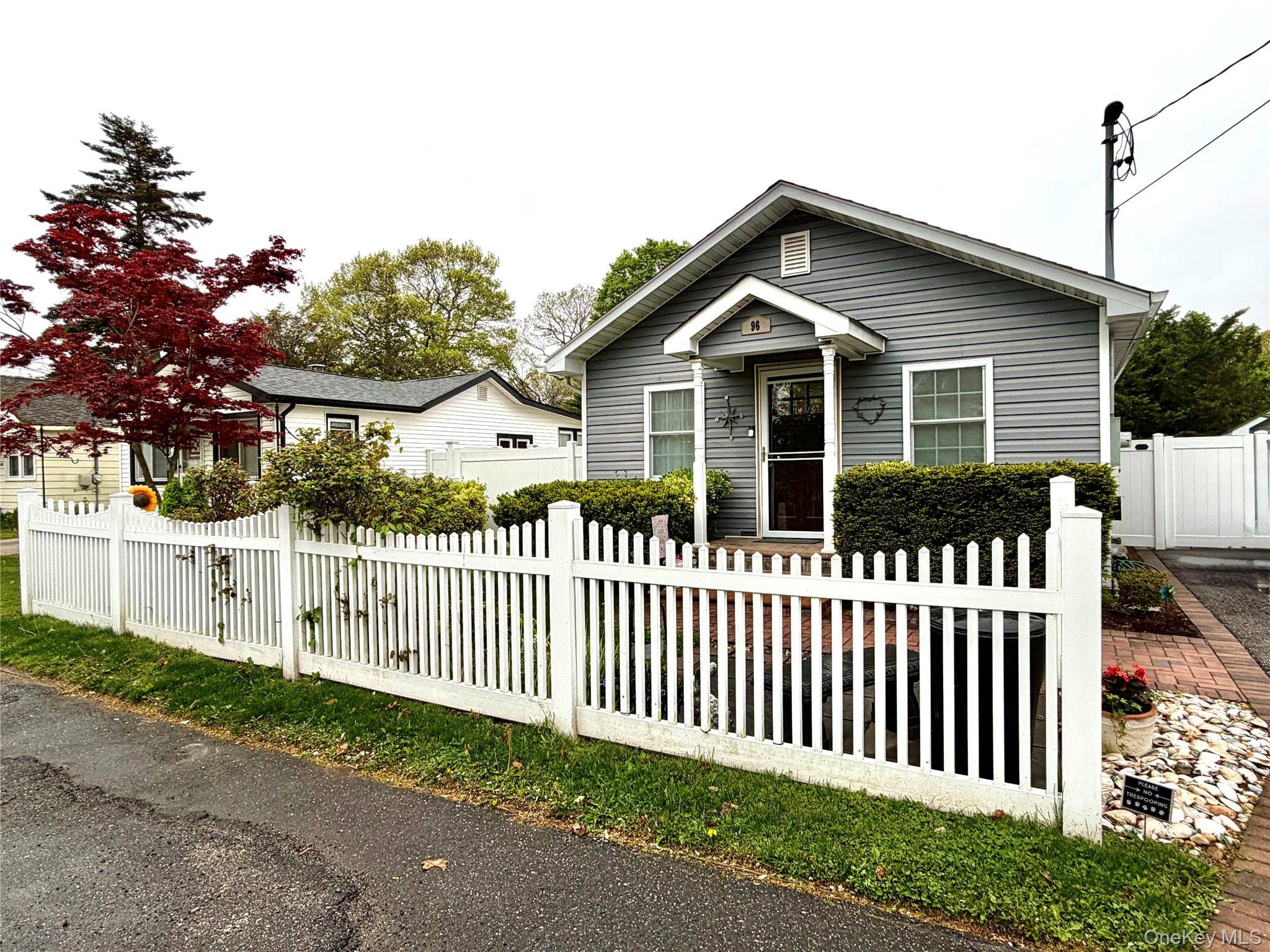 2 Bedroom Home for Sale in Ronkonkoma - New York - USA - 3