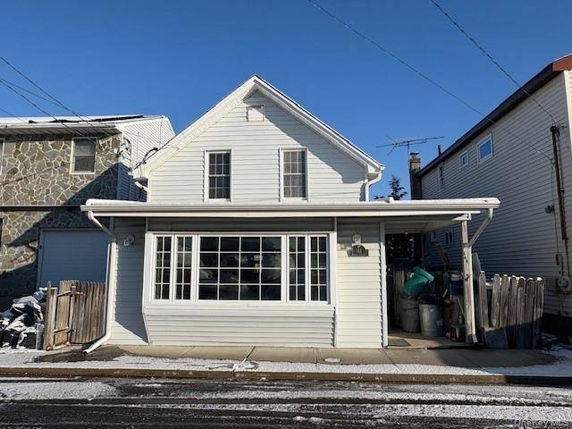 Casa com 3 Quartos à Beira-Mar à Venda em Bellmore - Nova Iorque - EUA - 1