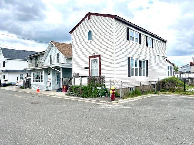 3 Bedroom Home for Sale in Bellmore, New York, USA - 2