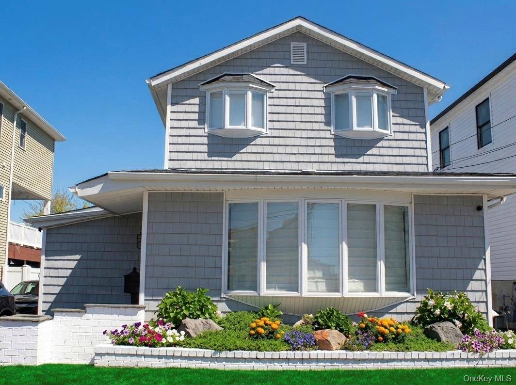 Casa com 3 Quartos à Beira-Mar à Venda em Bellmore - Nova Iorque - EUA - 1