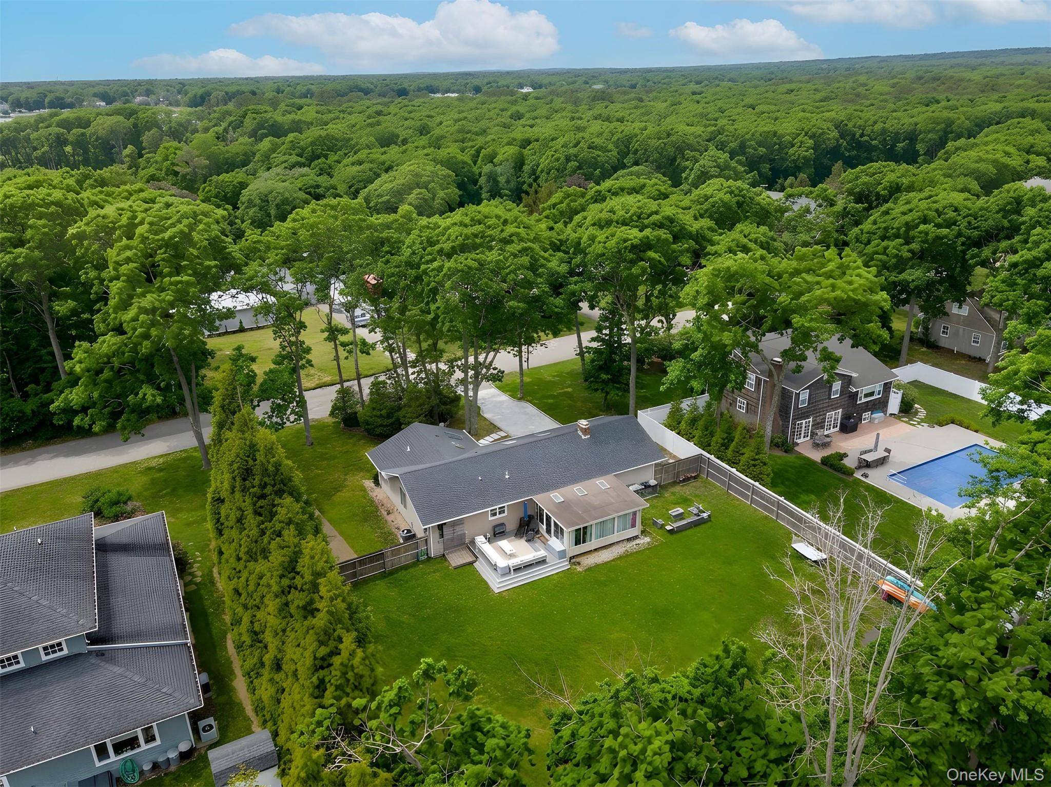 Casa de 3 Dormitorios en Venta en East Quogue, Nueva York, EE. UU. - 1