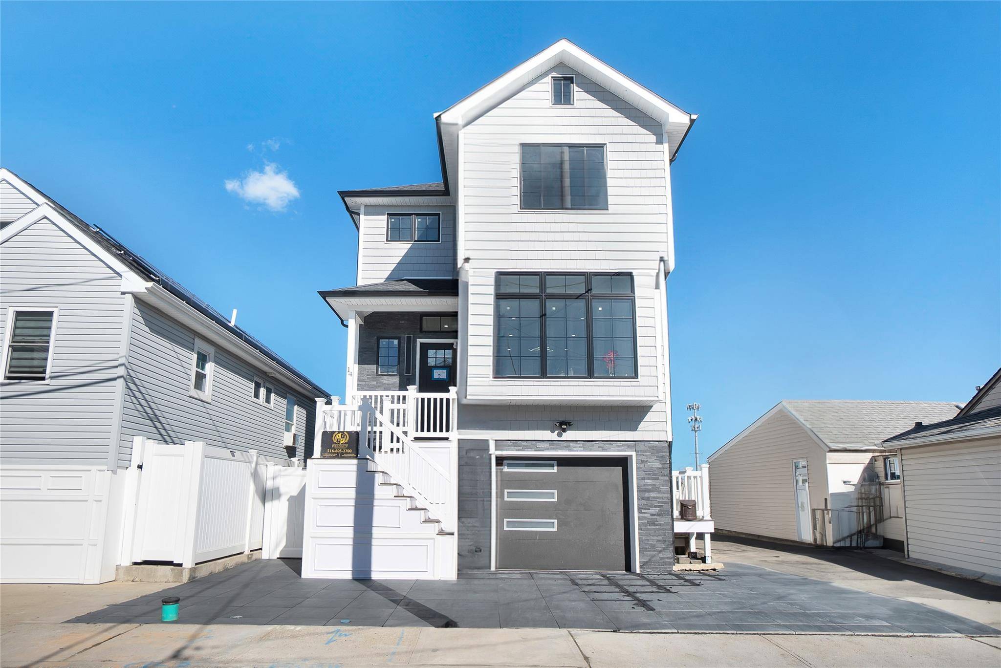 Casa de 3 Dormitorios Frente al Mar en Venta en East Rockaway - Nueva York - EE. UU. - 1