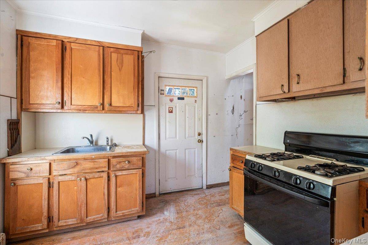 3 Bedroom Waterfront Home for Sale in Islip - New York - USA - 5