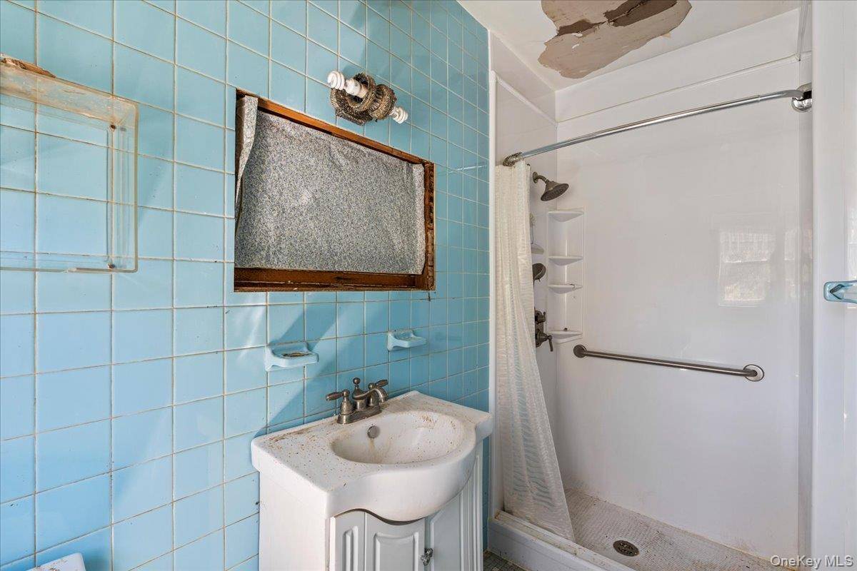 3 Bedroom Waterfront Home for Sale in Islip - New York - USA - 7