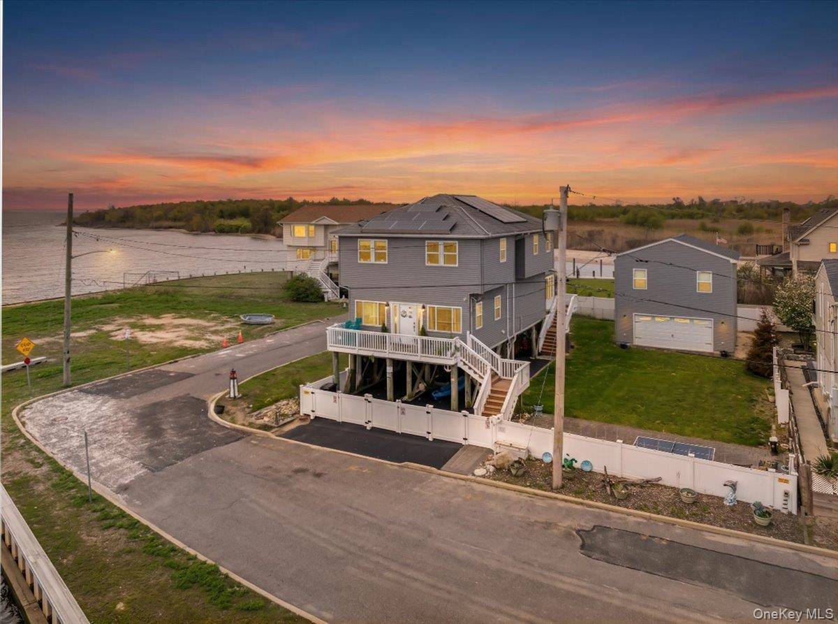Casa com 3 Quartos à Beira-Mar à Venda em Lindenhurst - Nova Iorque - EUA - 1