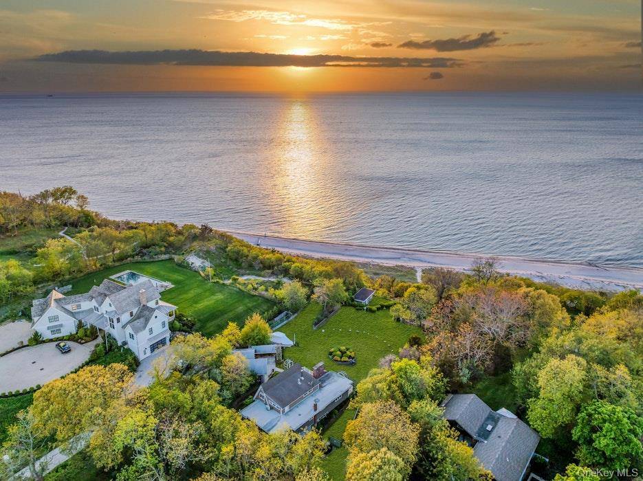 3 Bedroom Home for Sale in Mattituck, New York, USA - 2