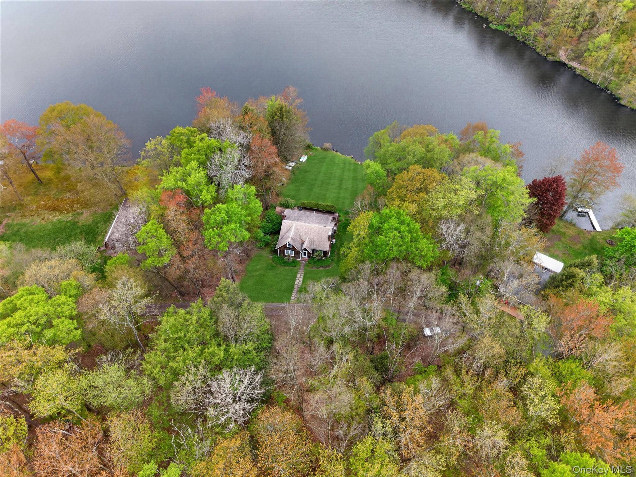 3 Bedroom Home for Sale on Swan Lake - New York - USA - 2