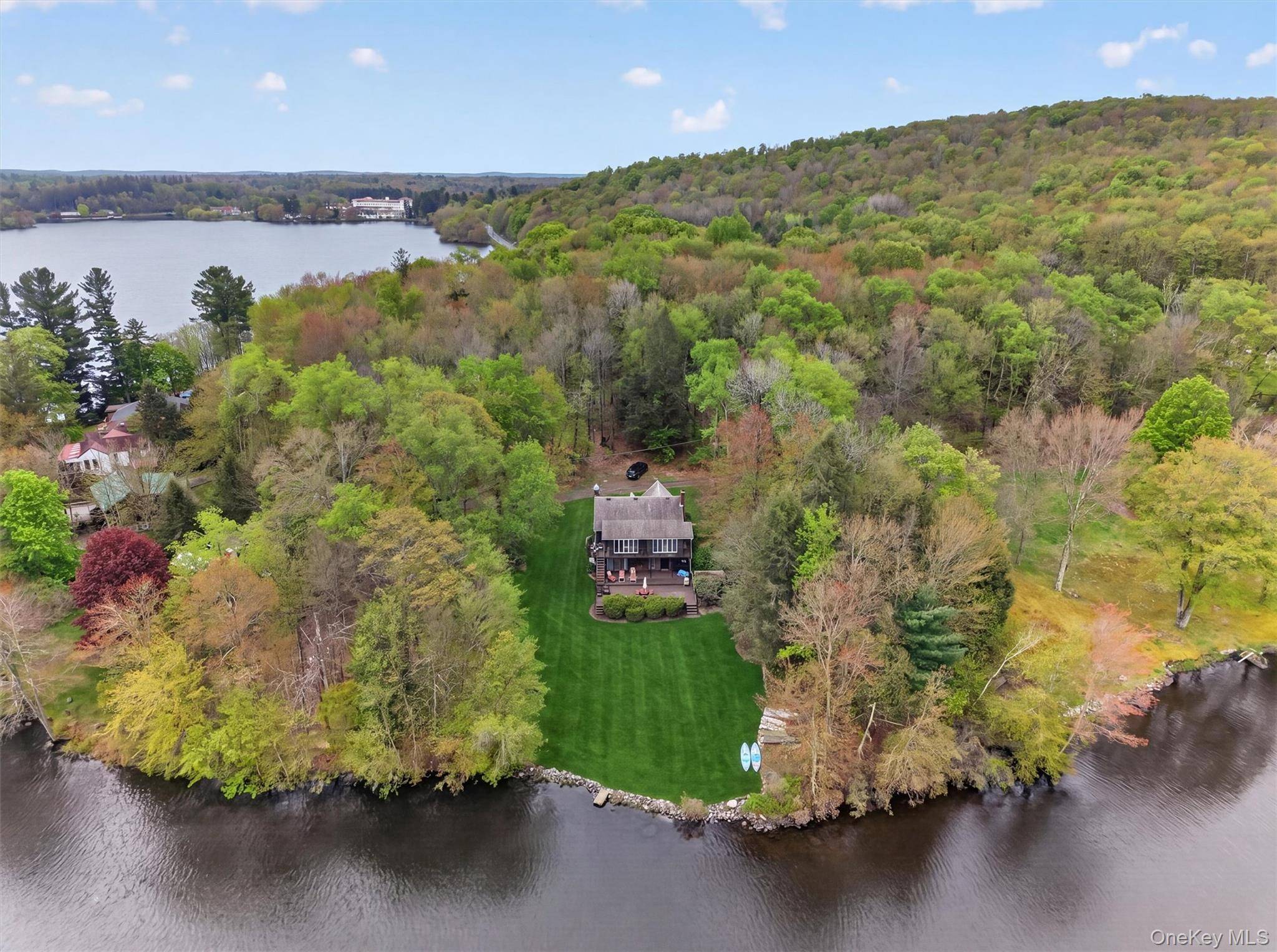 3 Bedroom Home for Sale on Swan Lake - New York - USA - 3