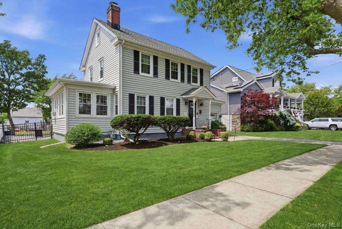 Casa com 3 Quartos à Venda em Amityville - Nova Iorque - EUA - 2