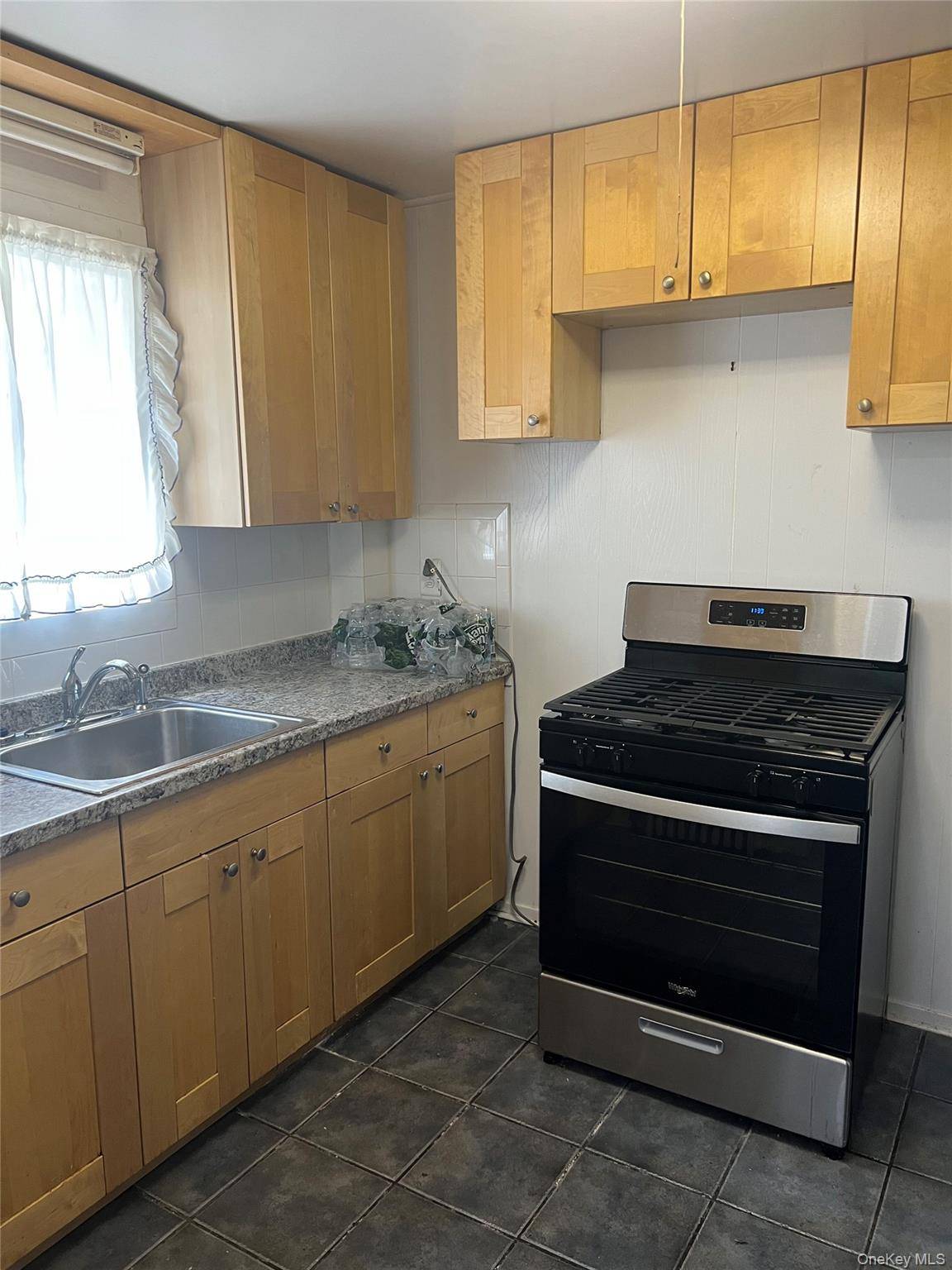 Casa com 3 Quartos à Venda em Amityville - Nova Iorque - EUA - 2