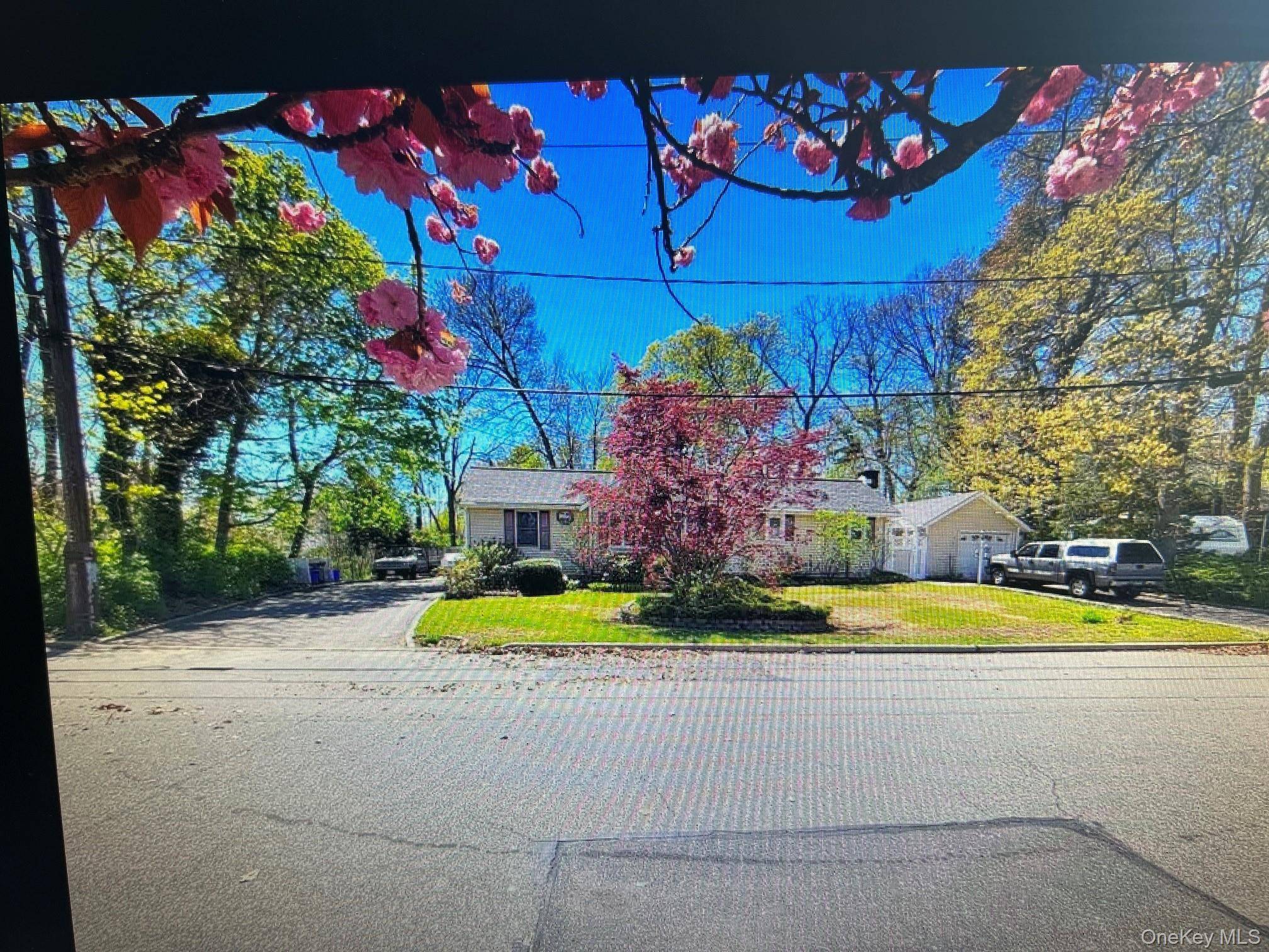 Casa de 3 Dormitorios en Venta en Amityville - Nueva York - EE. UU. - 1
