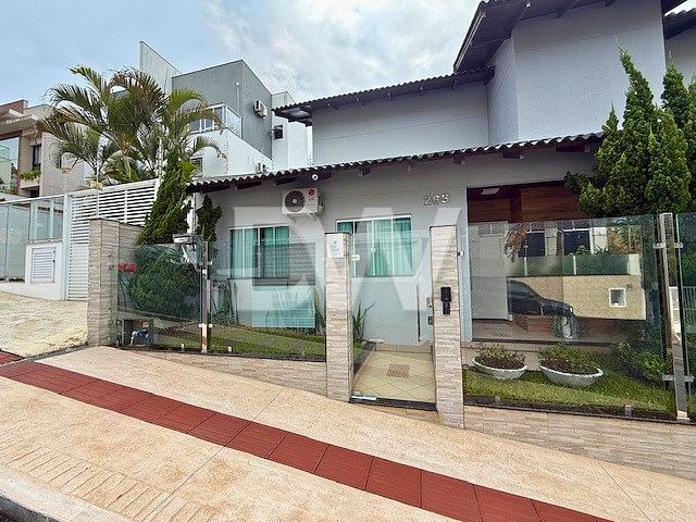 Casa com 3 Quartos à Venda em Balneário Camboriú - Santa Catarina - Brasil - 1