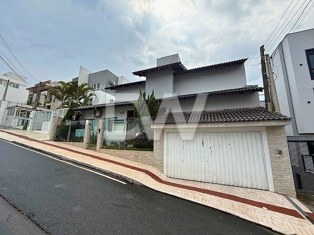 Casa com 3 Quartos à Venda em Balneário Camboriú - Santa Catarina - Brasil - 2