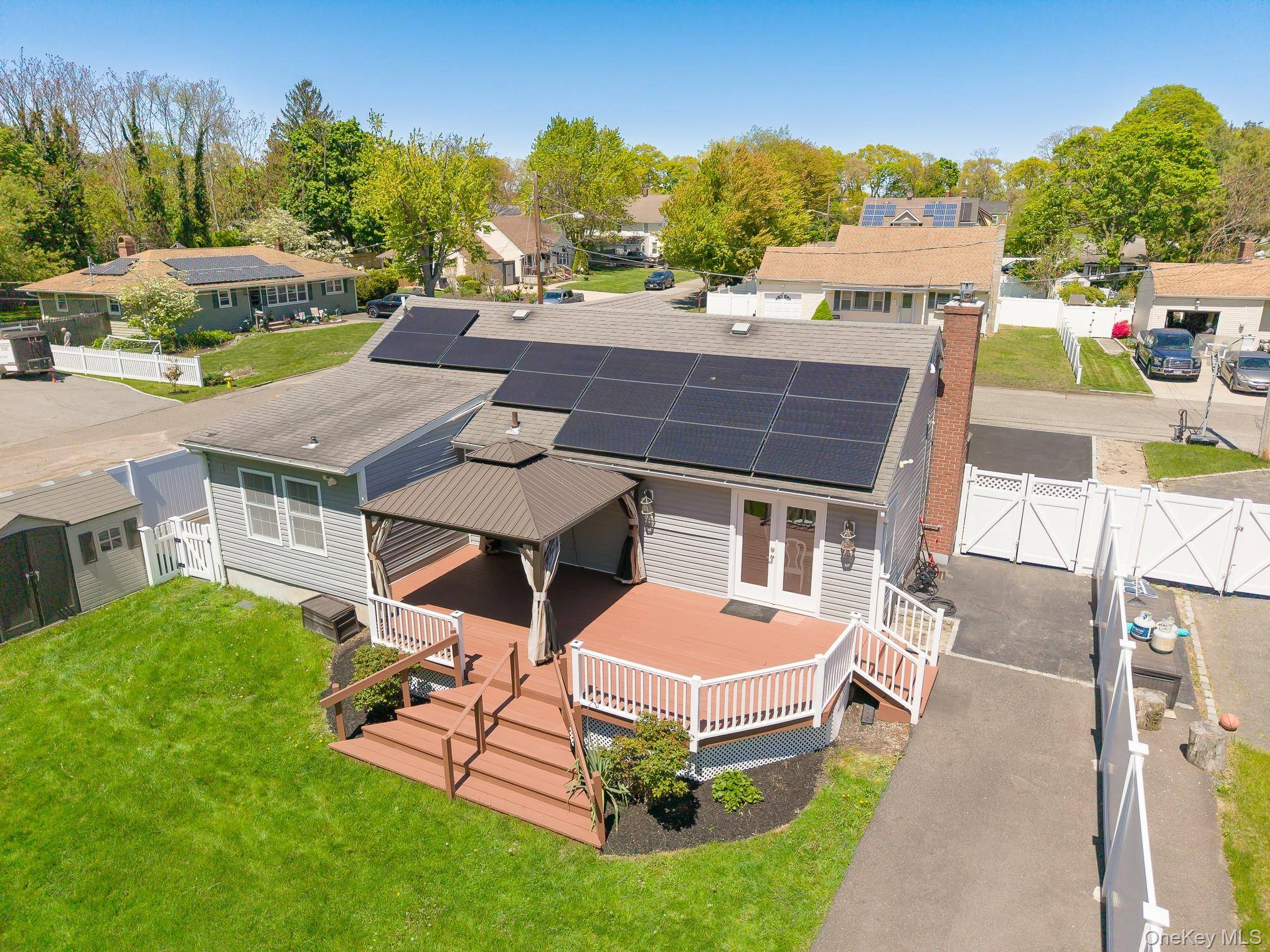 3 Bedroom Home for Sale in Bay Shore - New York - USA - 3
