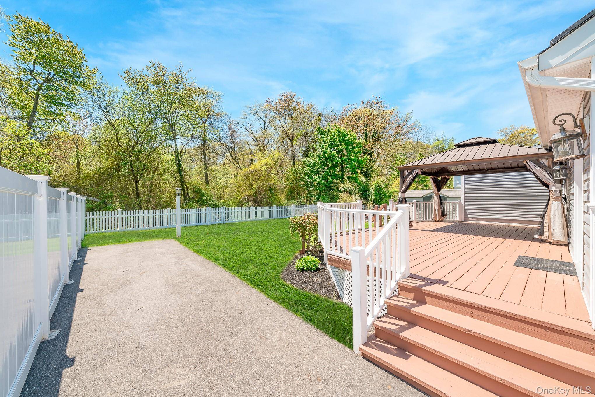3 Bedroom Home for Sale in Bay Shore - New York - USA - 8