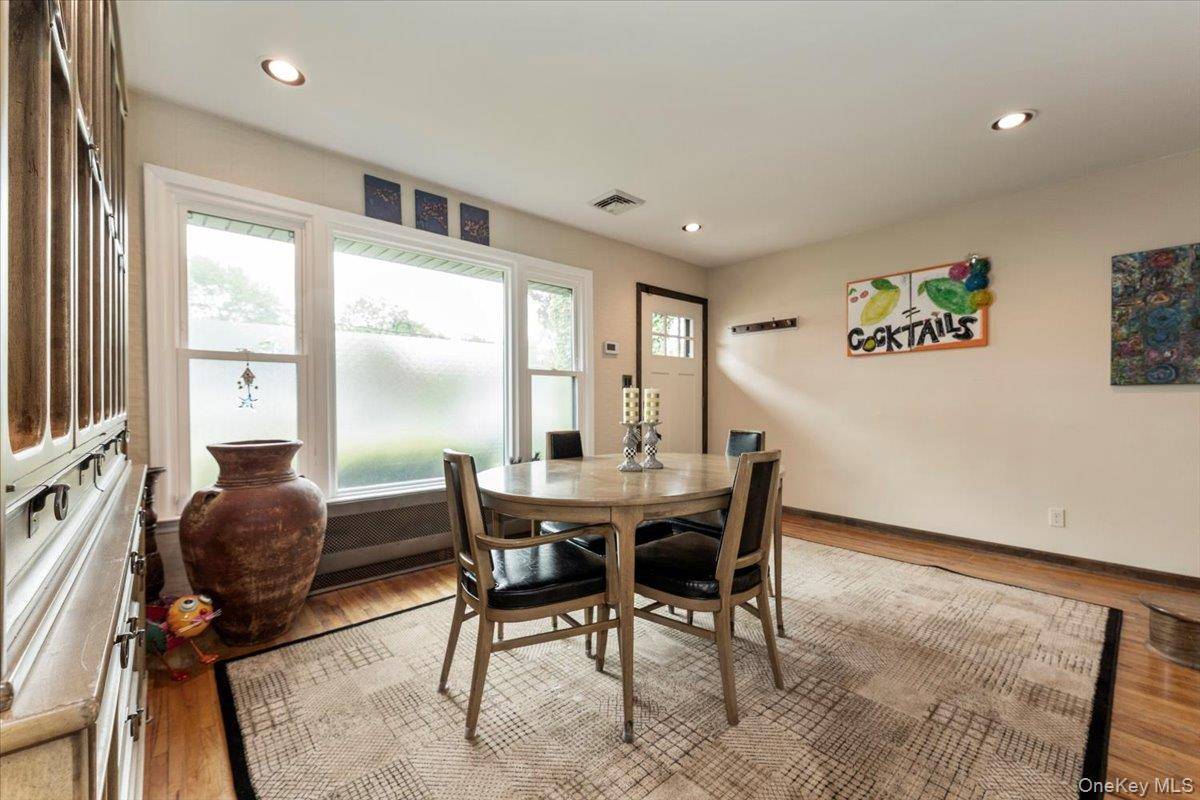 3 Bedroom Home for Sale in Bay Shore - New York - USA - 2