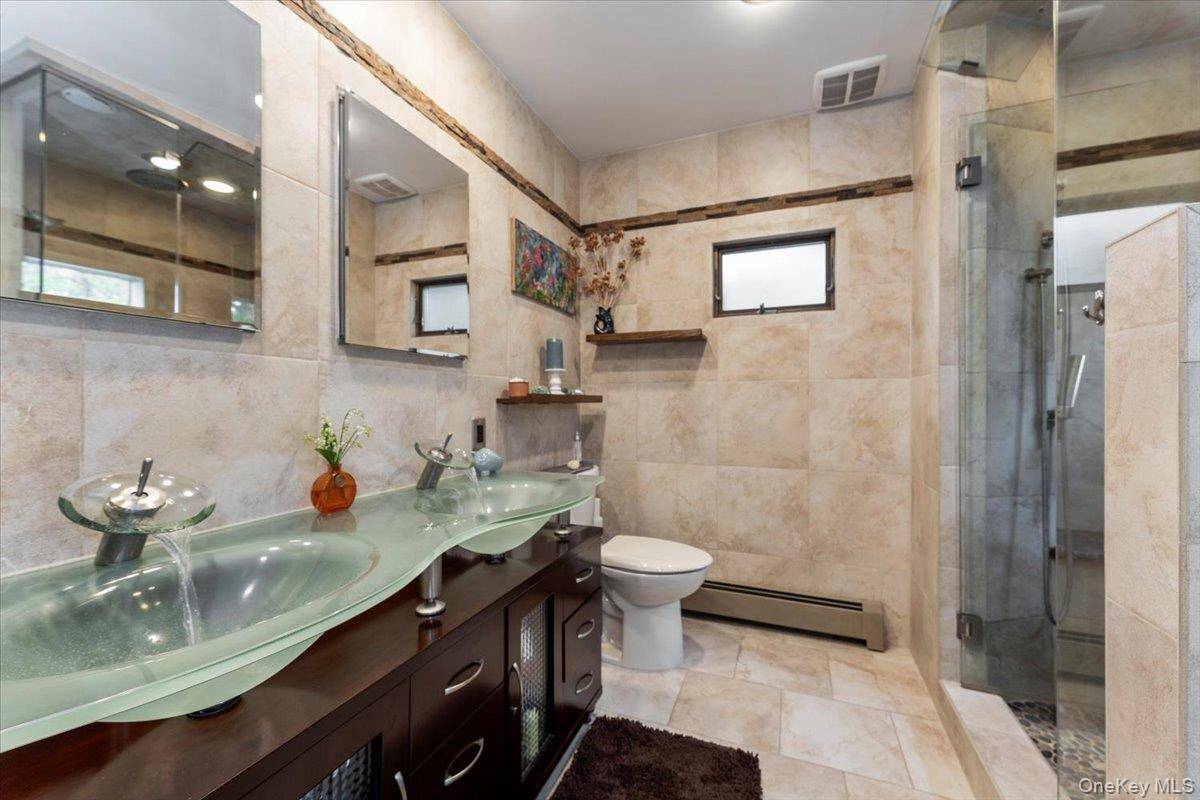 3 Bedroom Home for Sale in Bay Shore - New York - USA - 4