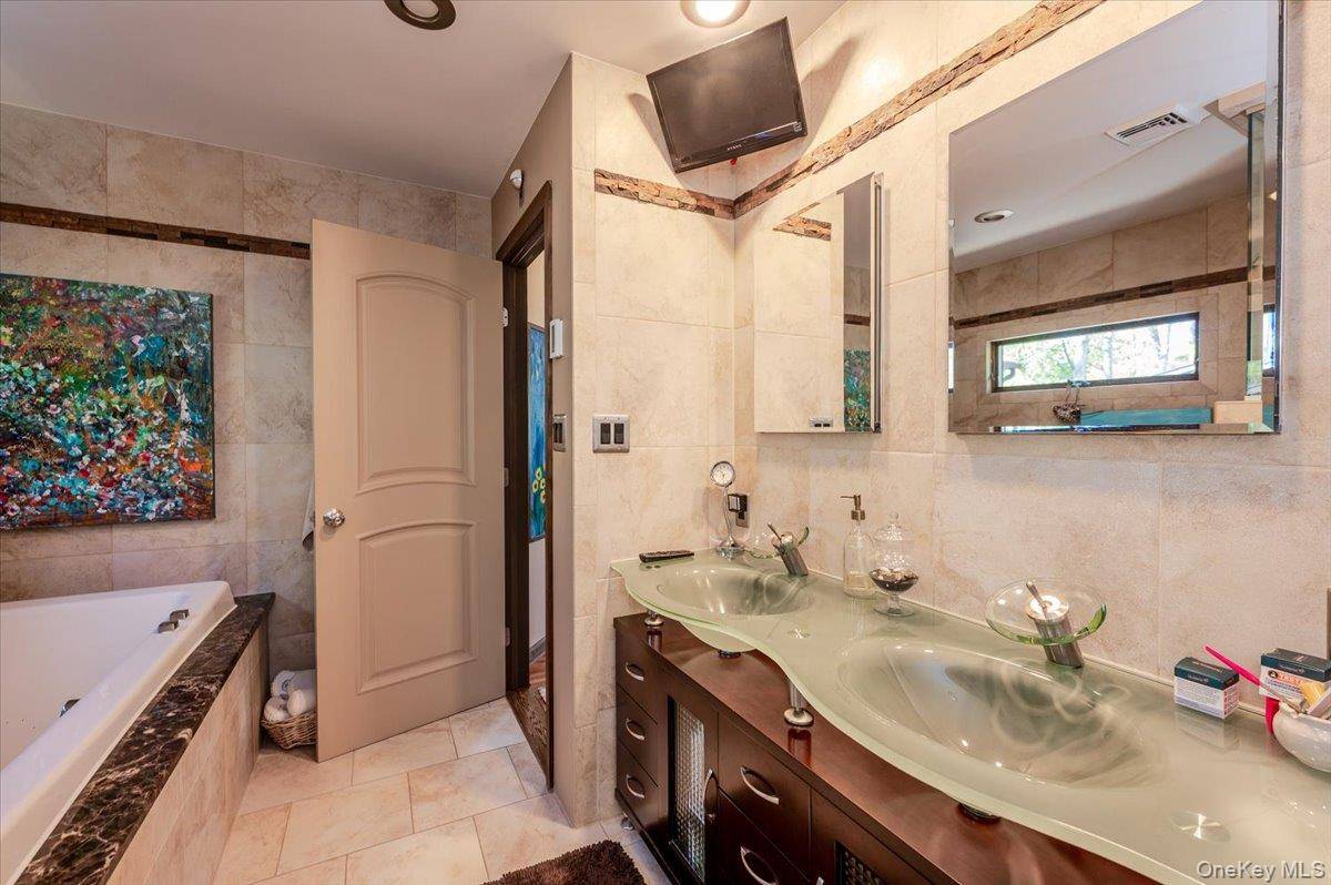 3 Bedroom Home for Sale in Bay Shore - New York - USA - 7