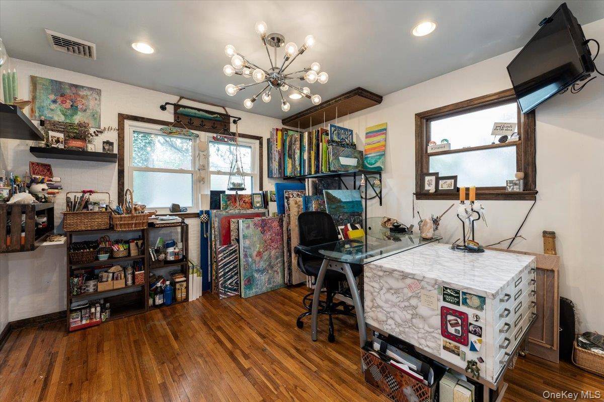 3 Bedroom Home for Sale in Bay Shore - New York - USA - 8