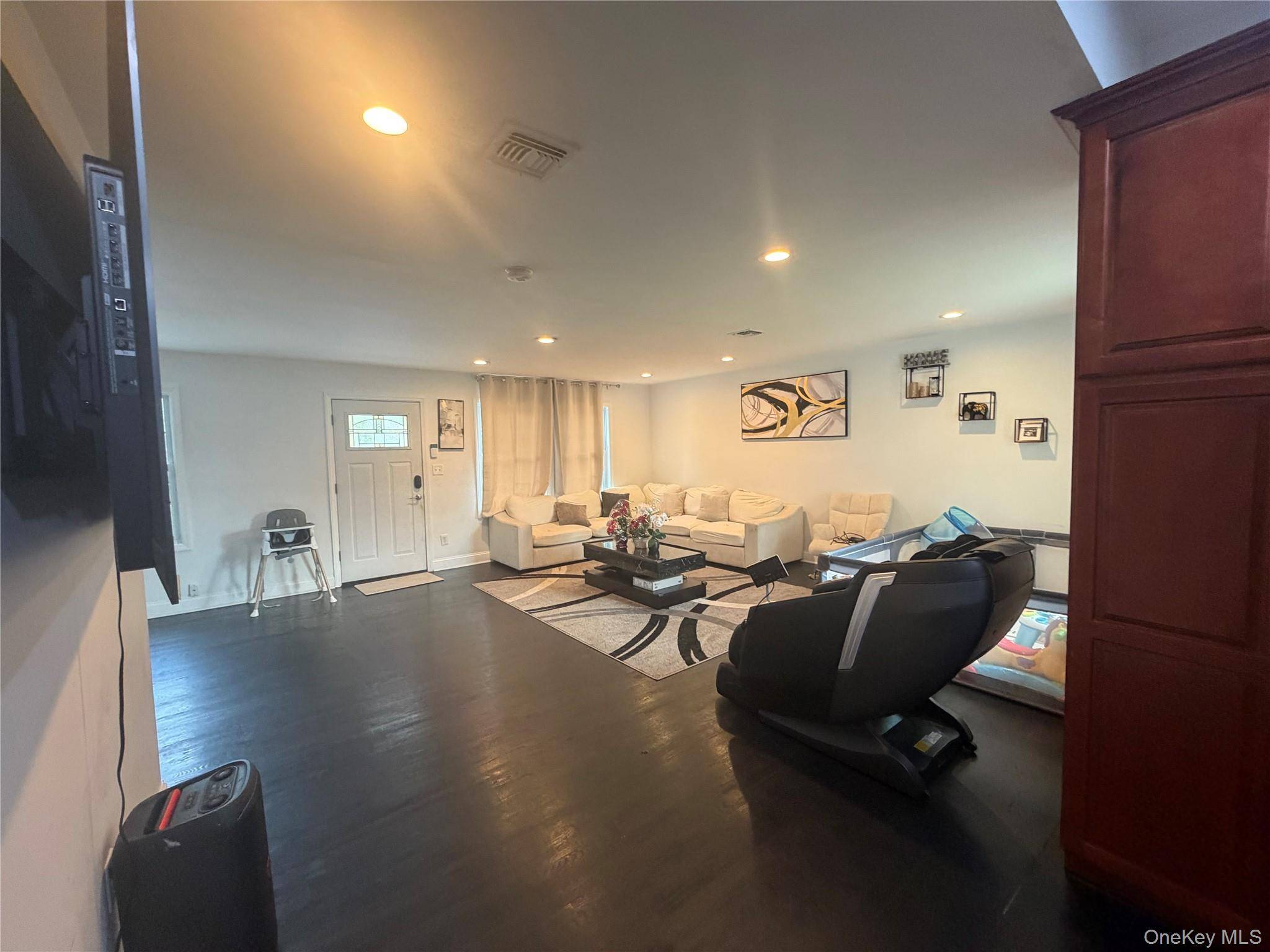 3 Bedroom Home for Sale in Bay Shore - New York - USA - 3