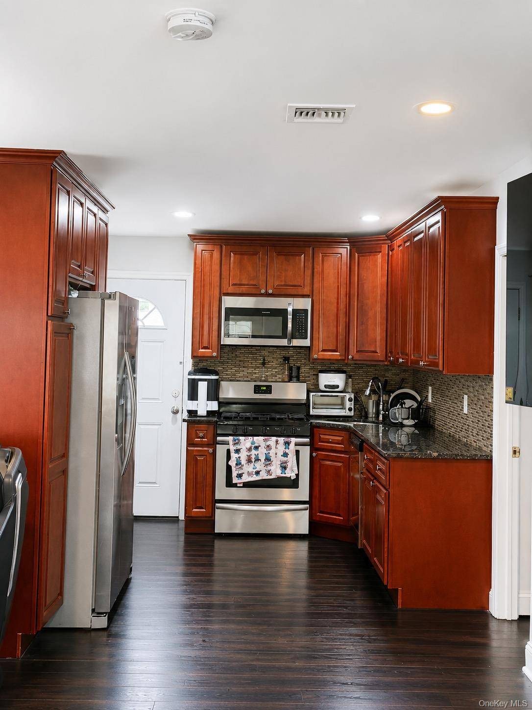 3 Bedroom Home for Sale in Bay Shore - New York - USA - 4