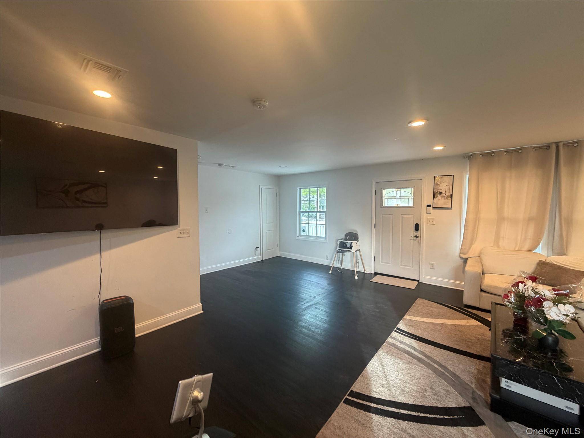 3 Bedroom Home for Sale in Bay Shore - New York - USA - 6