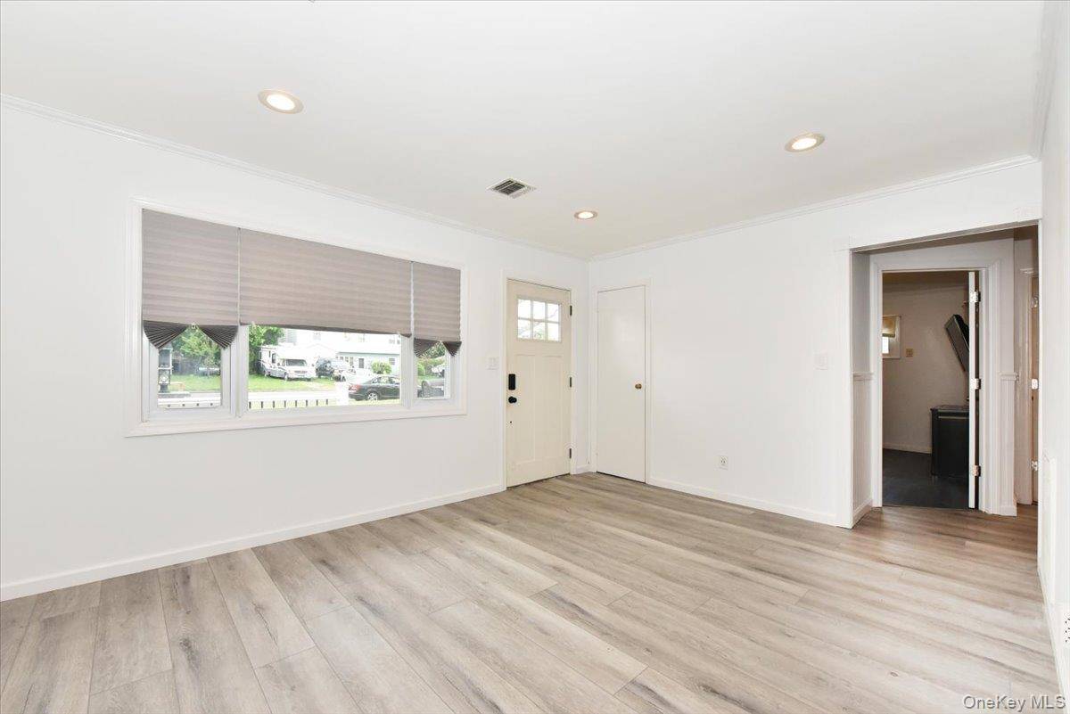 3 Bedroom Home for Sale in Bay Shore - New York - USA - 5