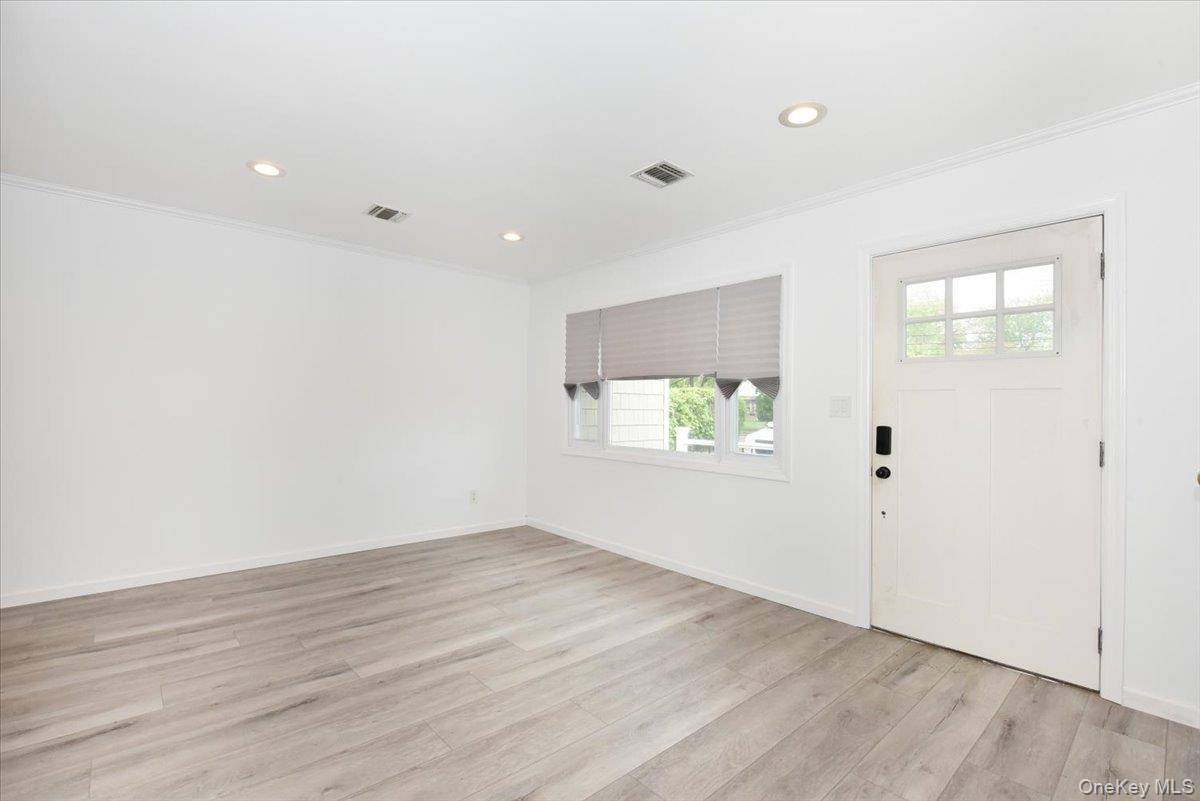 3 Bedroom Home for Sale in Bay Shore - New York - USA - 6
