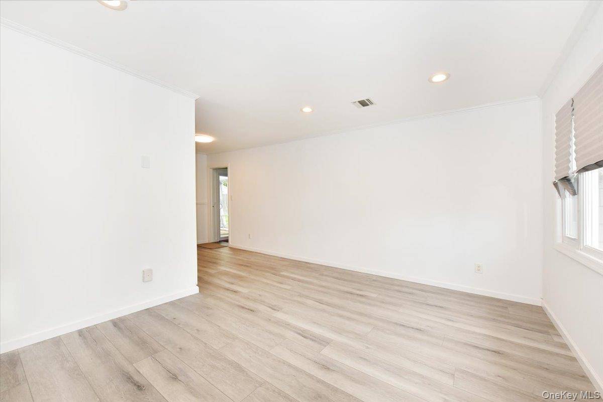 3 Bedroom Home for Sale in Bay Shore - New York - USA - 7