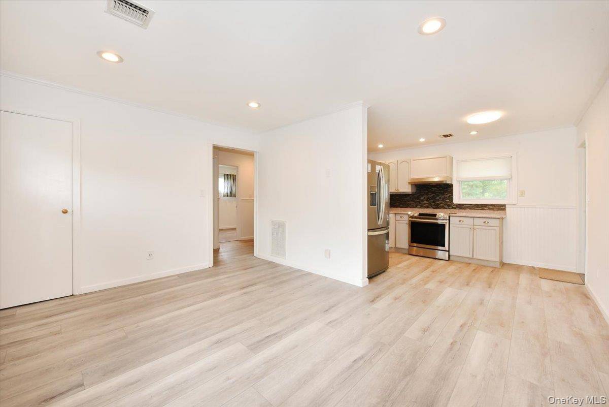 3 Bedroom Home for Sale in Bay Shore - New York - USA - 8