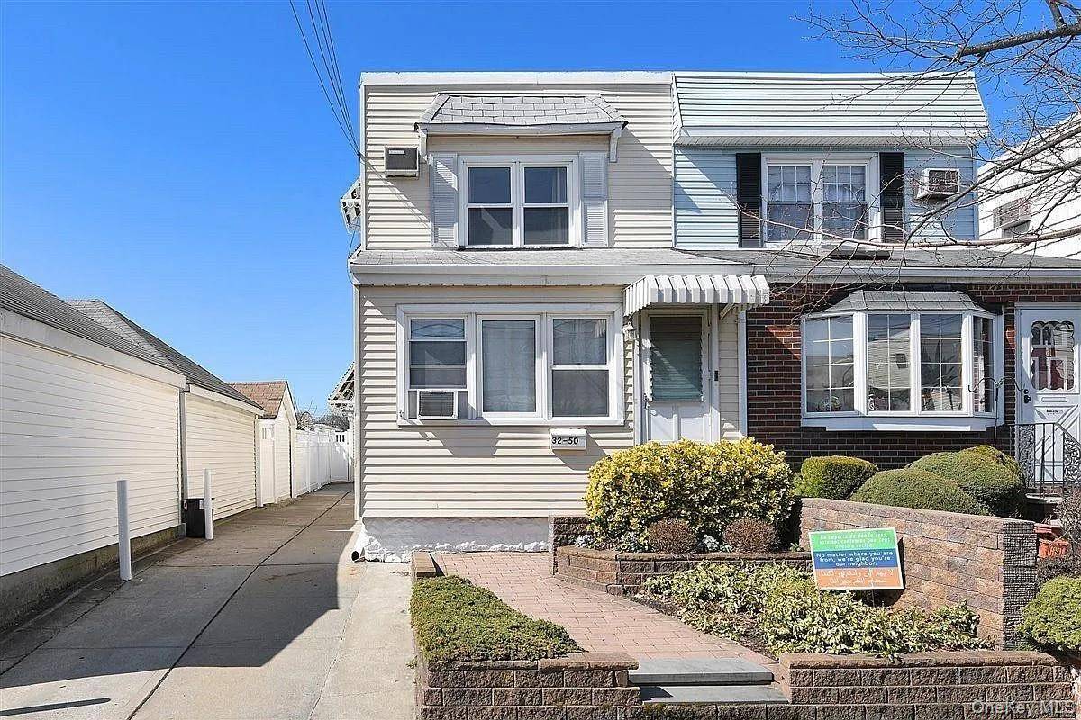 Casa de 3 Dormitorios en Venta en Bayside - Nueva York - EE. UU. - 1