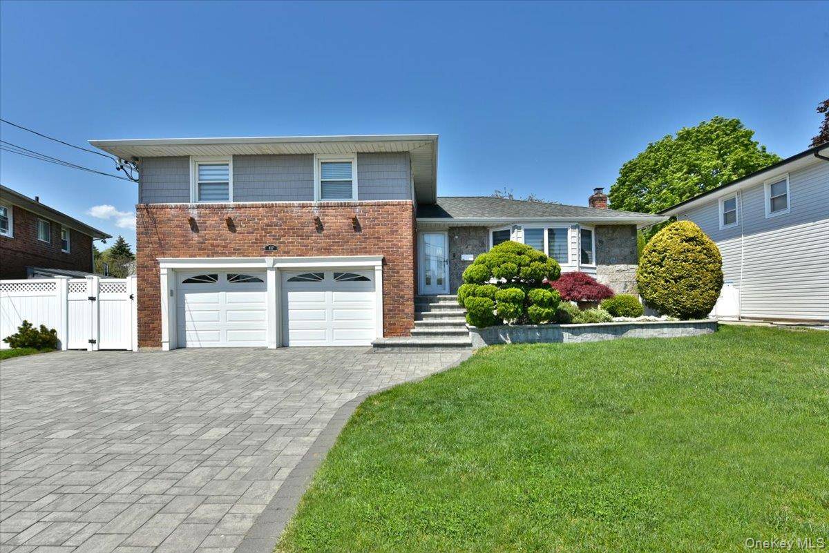 3 Bedroom Home for Sale in Bellmore - New York - USA - 1