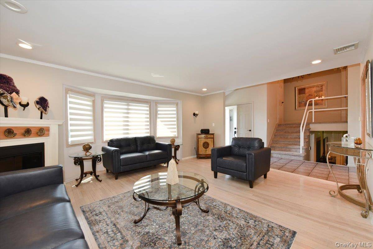 3 Bedroom Home for Sale in Bellmore - New York - USA - 4