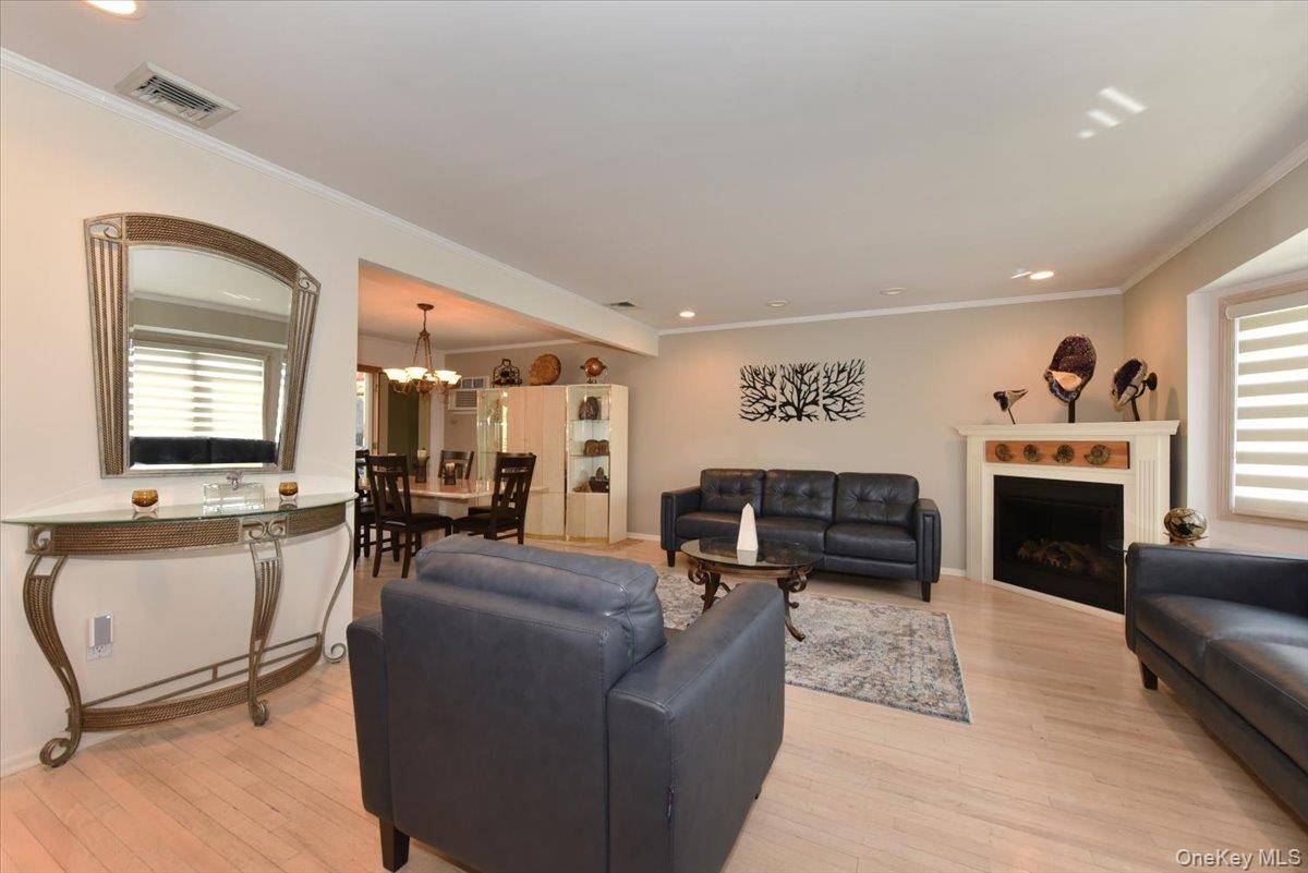 3 Bedroom Home for Sale in Bellmore - New York - USA - 6