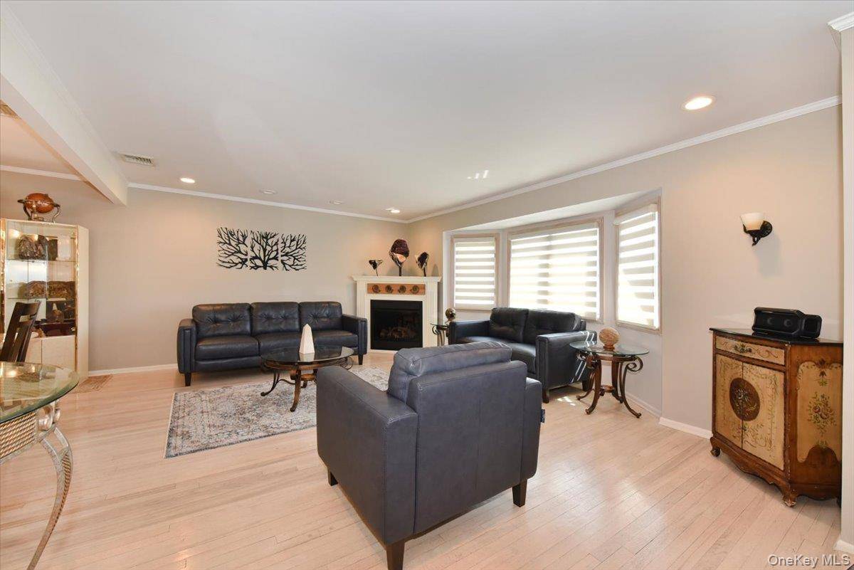 3 Bedroom Home for Sale in Bellmore - New York - USA - 7
