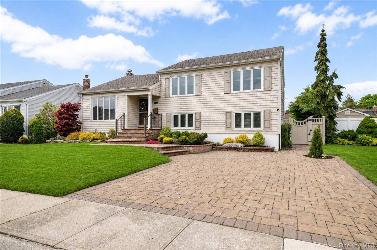 Casa com 3 Quartos à Venda em Bethpage - Nova Iorque - EUA - 1