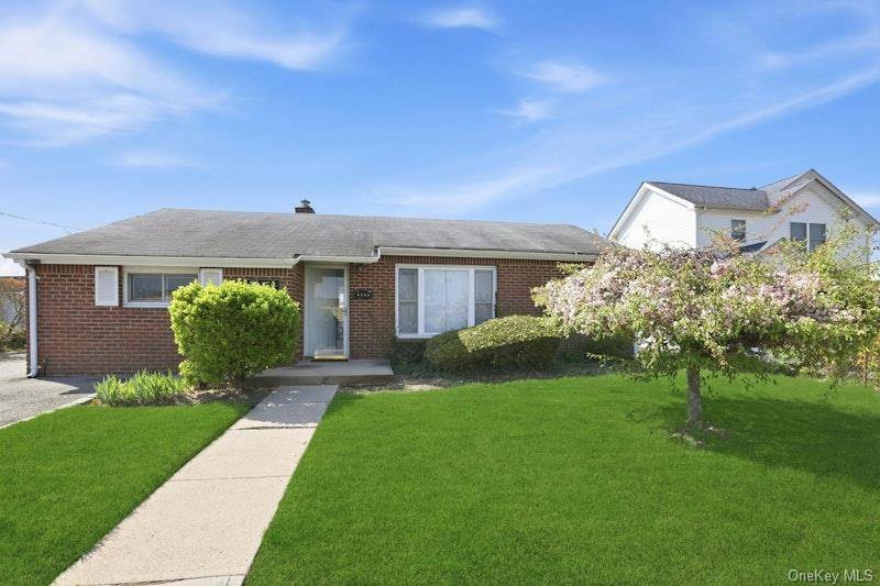 Casa de 3 Dormitorios en Venta en Bethpage - Nueva York - EE. UU. - 1