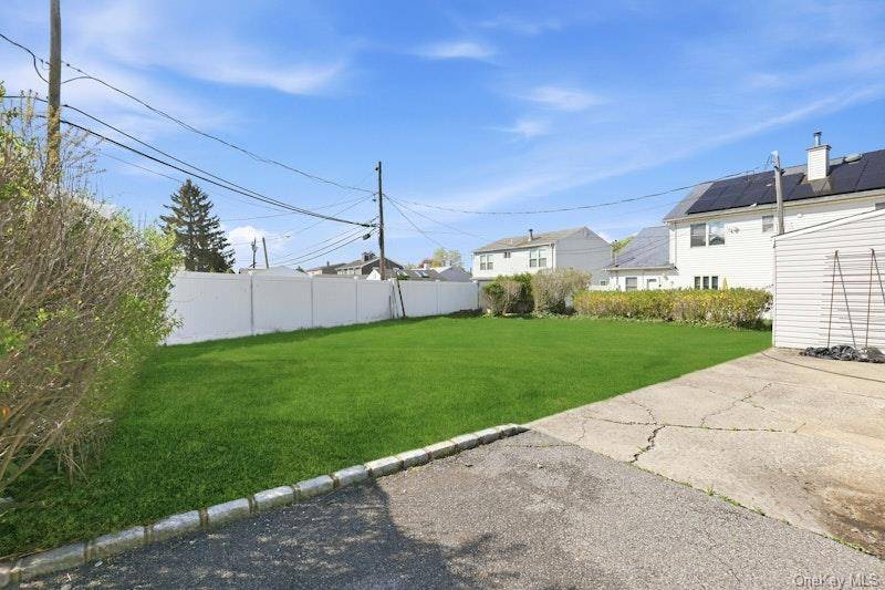 Casa de 3 Dormitorios en Venta en Bethpage - Nueva York - EE. UU. - 2