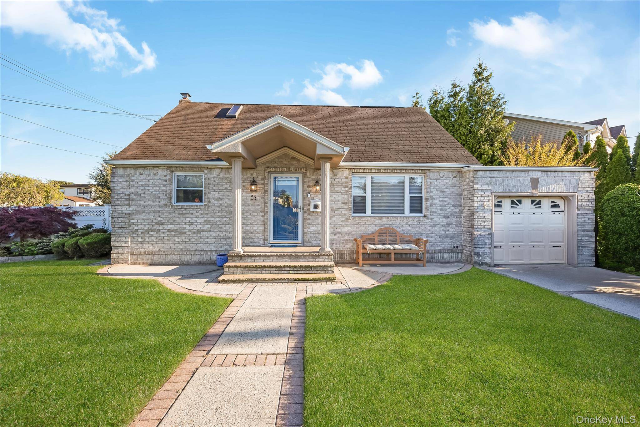 Casa com 3 Quartos à Venda em Bethpage - Nova Iorque - EUA - 1