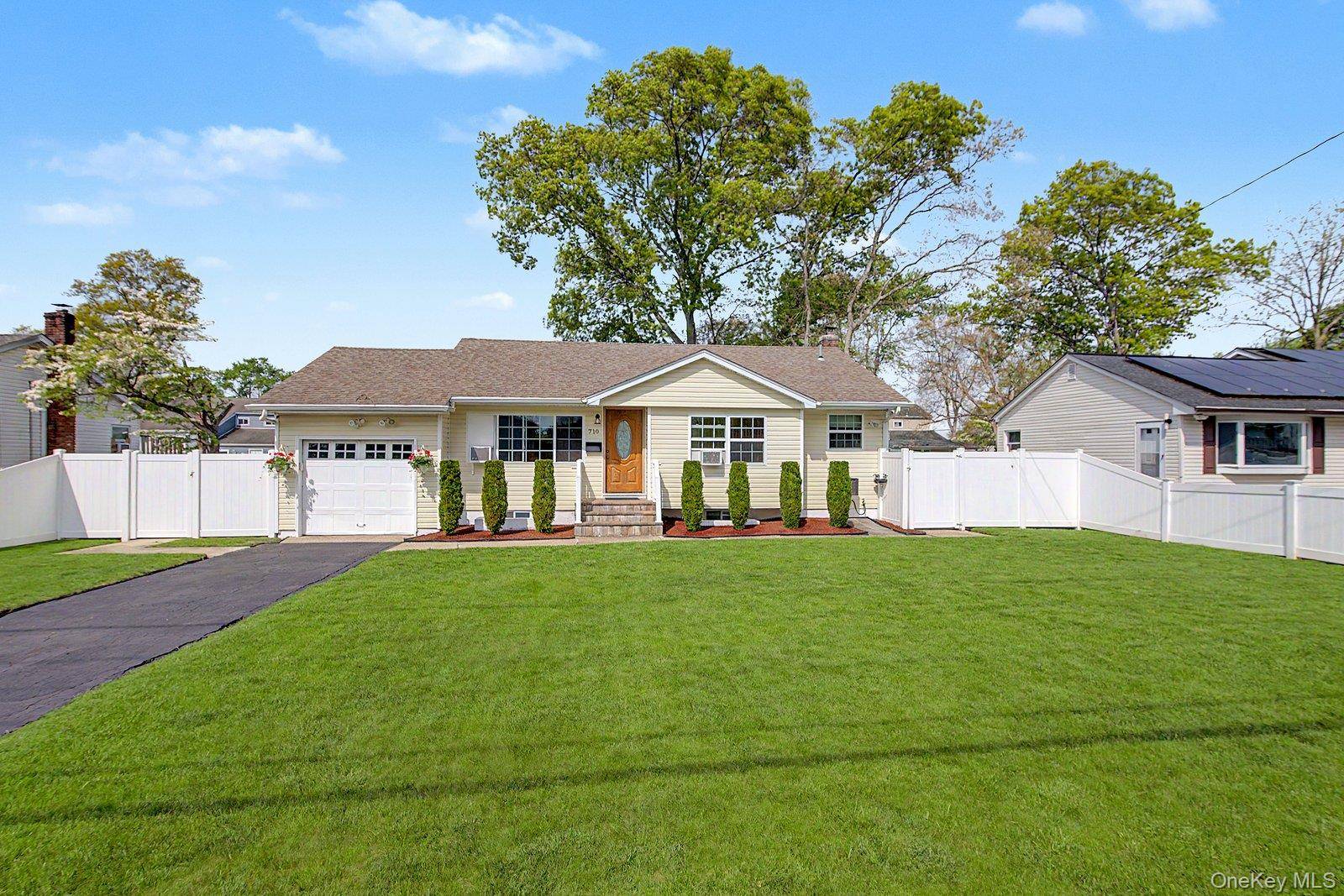Casa de 3 Dormitorios en Venta en Brentwood - Nueva York - EE. UU. - 1