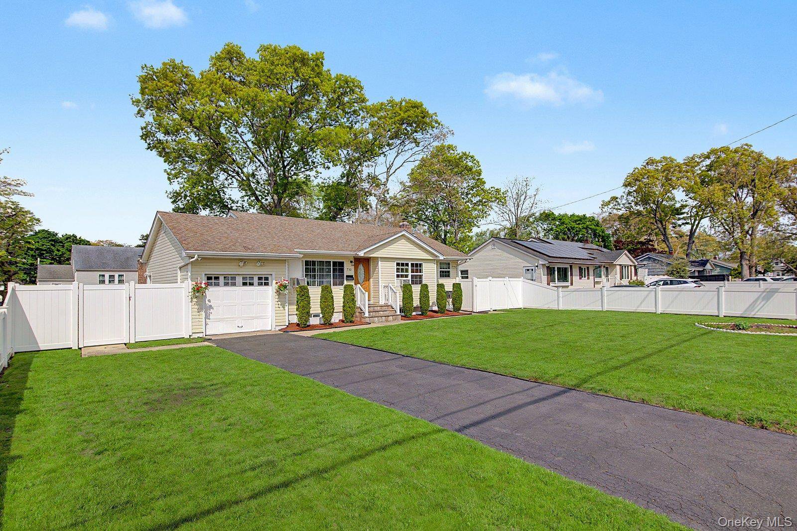 Casa de 3 Dormitorios en Venta en Brentwood - Nueva York - EE. UU. - 2