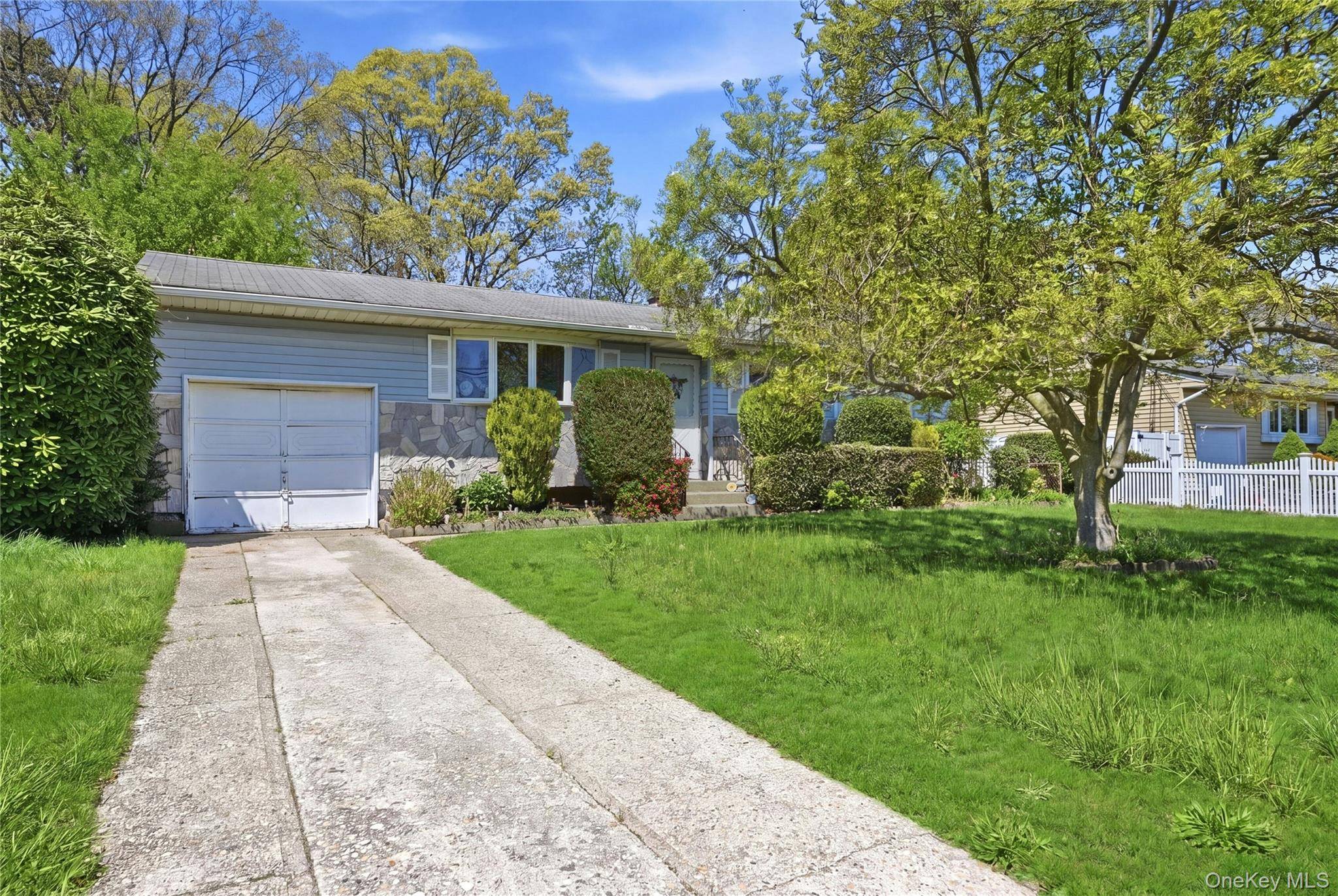 3 Bedroom Home for Sale in Brentwood - New York - USA - 1