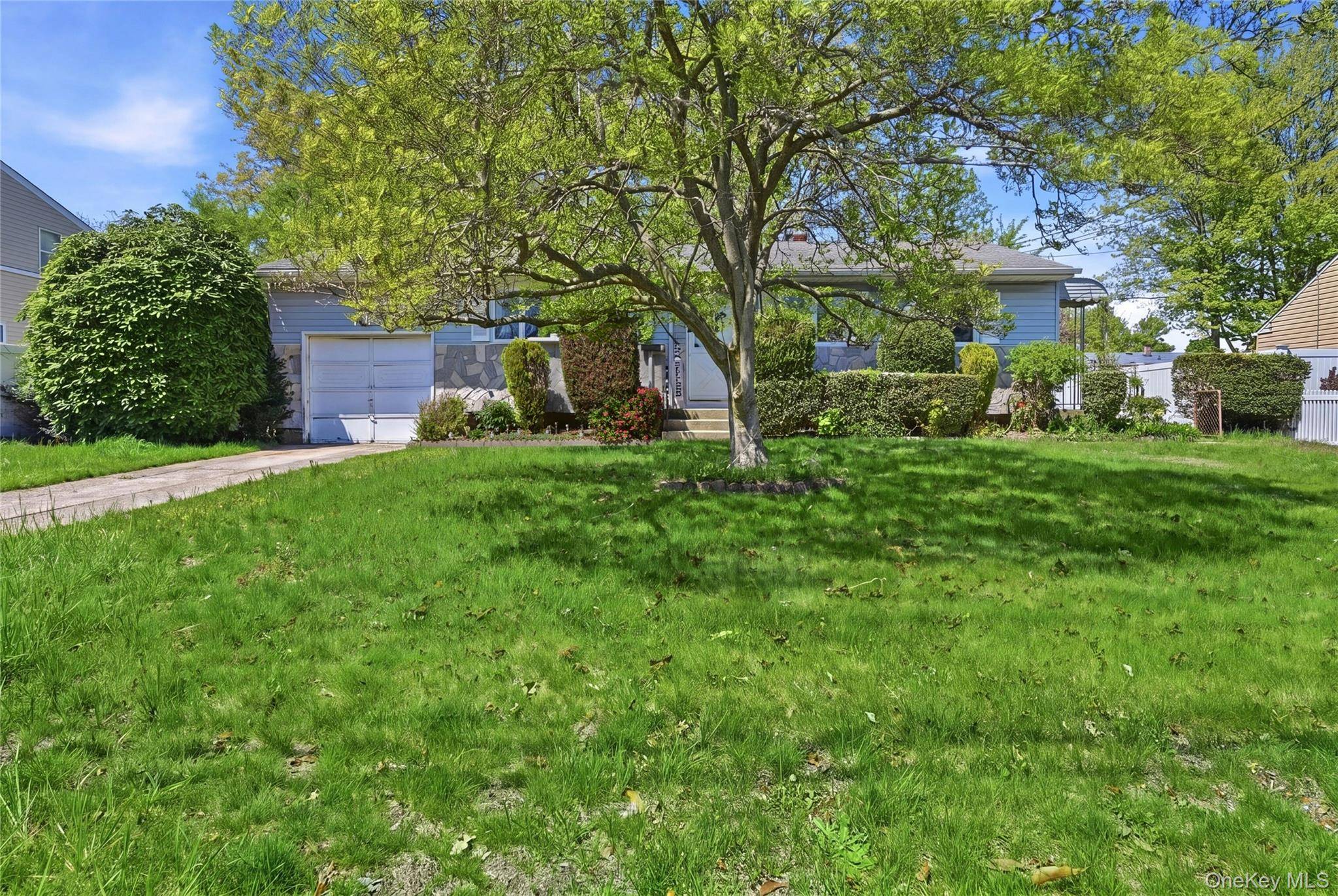 3 Bedroom Home for Sale in Brentwood - New York - USA - 2