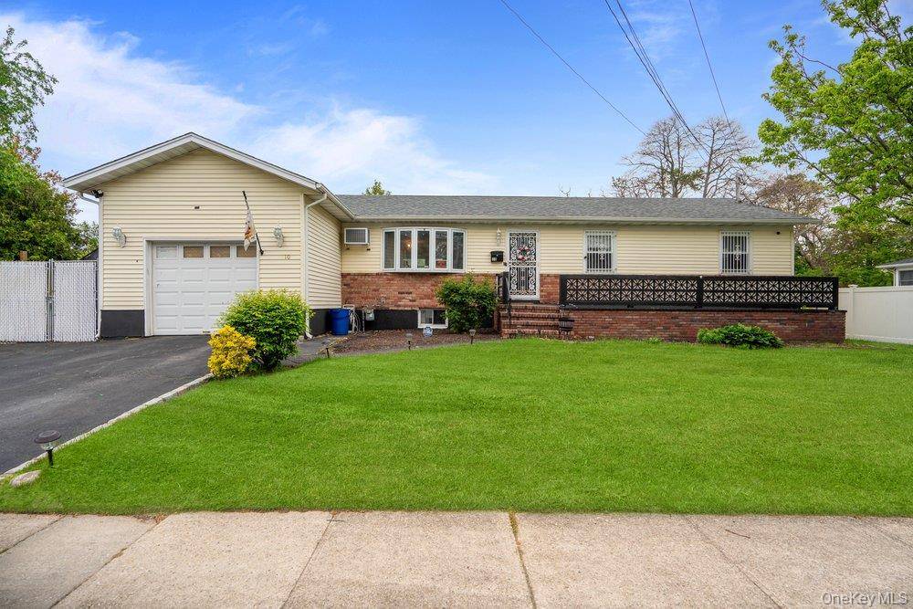 Casa com 3 Quartos à Venda em Central Islip - Nova Iorque - EUA - 1