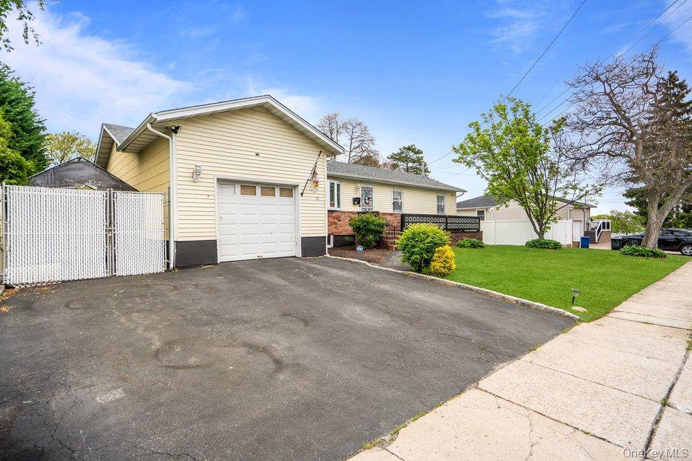Casa com 3 Quartos à Venda em Central Islip - Nova Iorque - EUA - 2
