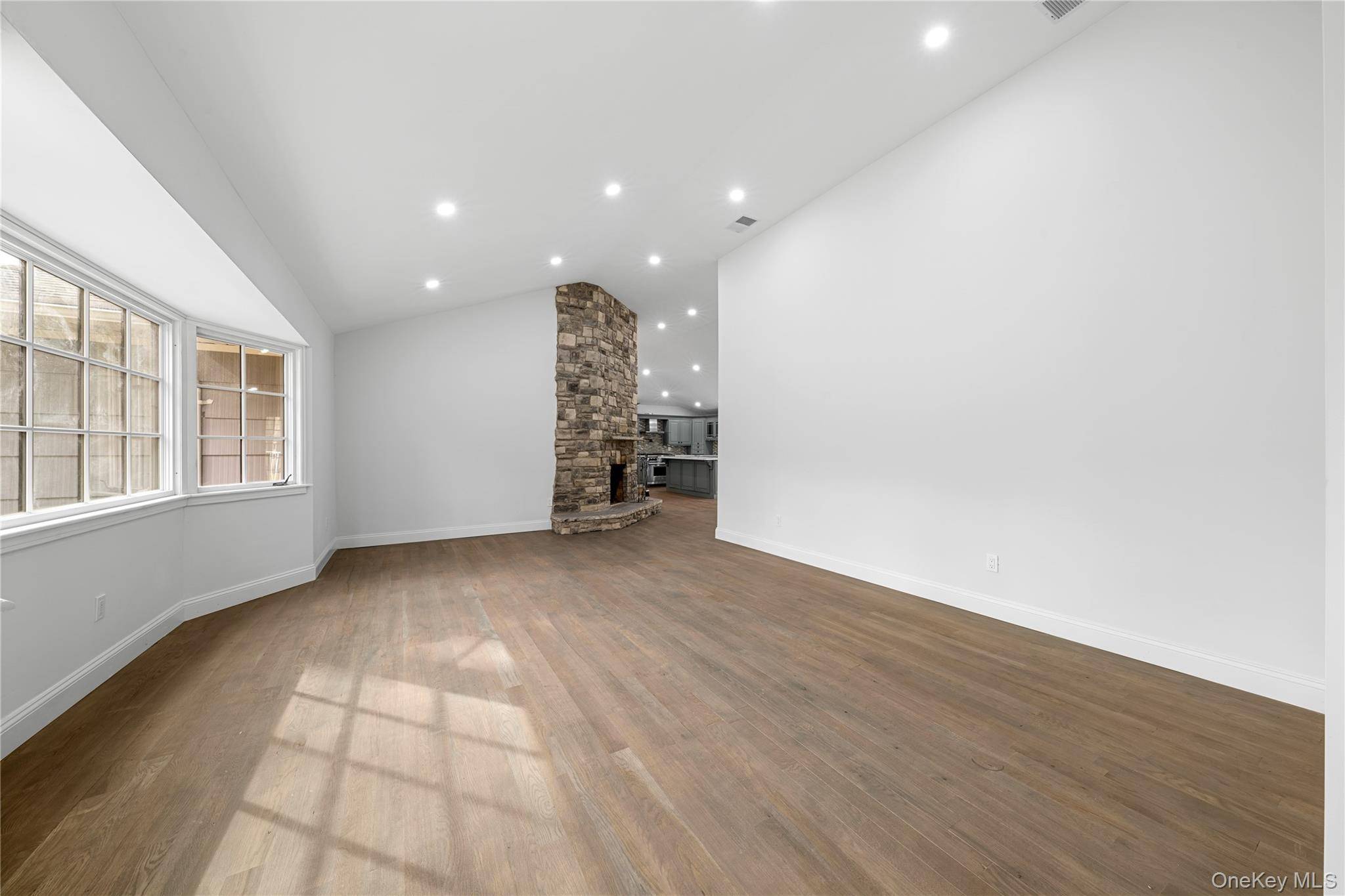 Casa com 3 Quartos à Venda em Central Islip - Nova Iorque - EUA - 6