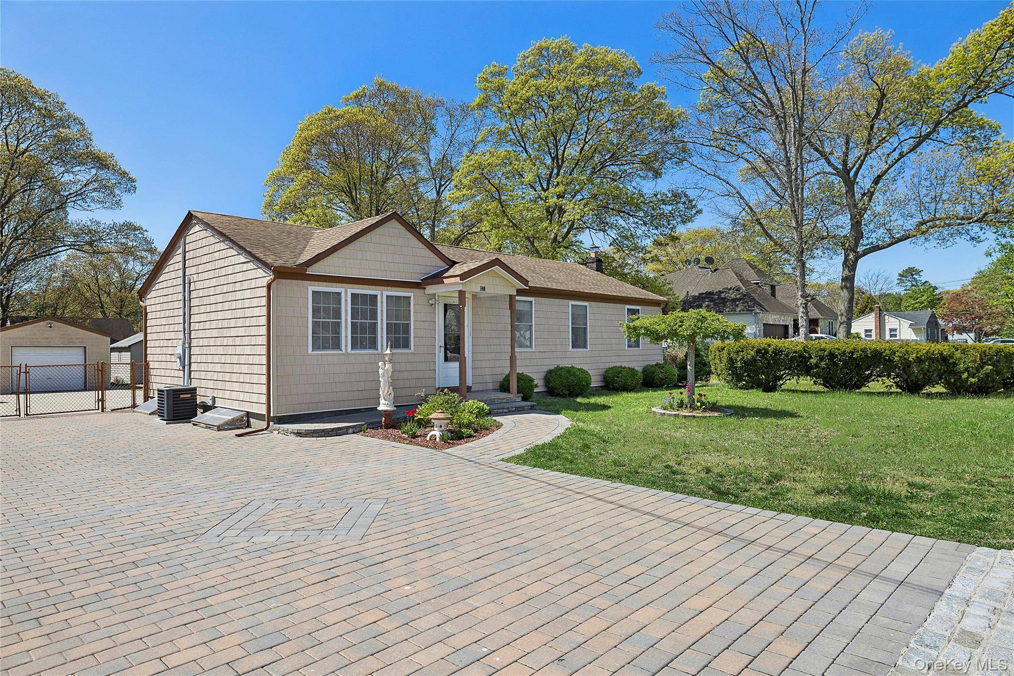 Casa de 3 Dormitorios en Venta en Central Islip - Nueva York - EE. UU. - 1