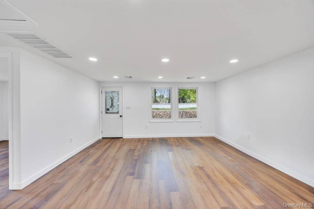 Casa com 3 Quartos à Venda em Central Islip - Nova Iorque - EUA - 4