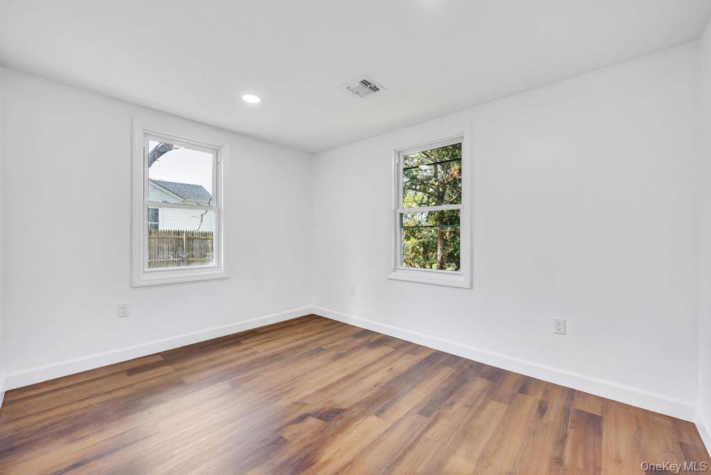 Casa com 3 Quartos à Venda em Central Islip - Nova Iorque - EUA - 8
